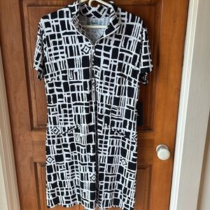 IBKUL Out of the Box black/white print S/S Mock Golf Dress. Zip neck. NWT